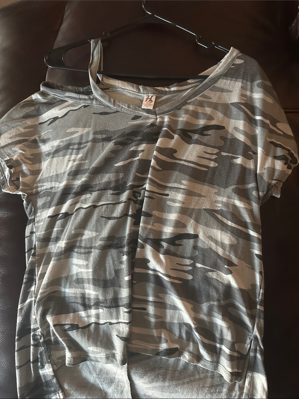 Hybrid & Company Gray and White Camouflage Short Sleeve Tee